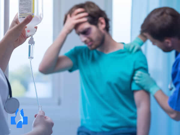 Врачи помогают пациенту